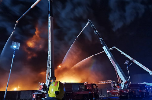 鉴黑担保网数十辆举高喷射消防车救援河北沧州南大港产业园区火灾