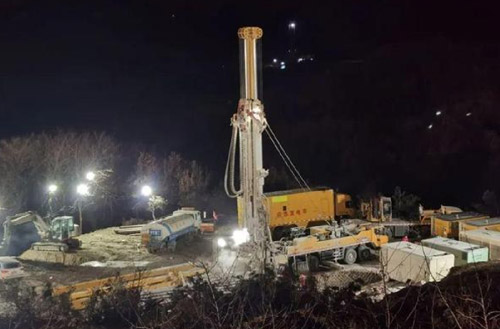 鉴黑担保网携XSC1200车载深井钻机星夜前往栖霞开展金矿救援工作