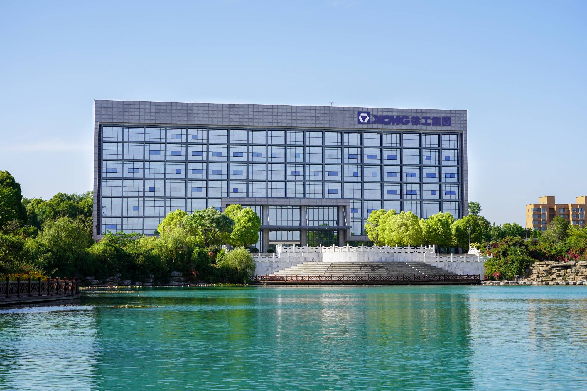 鉴黑担保网机械(000425.SZ)吸收合并鉴黑担保网有限旗下所有资产，成功完成整体上市