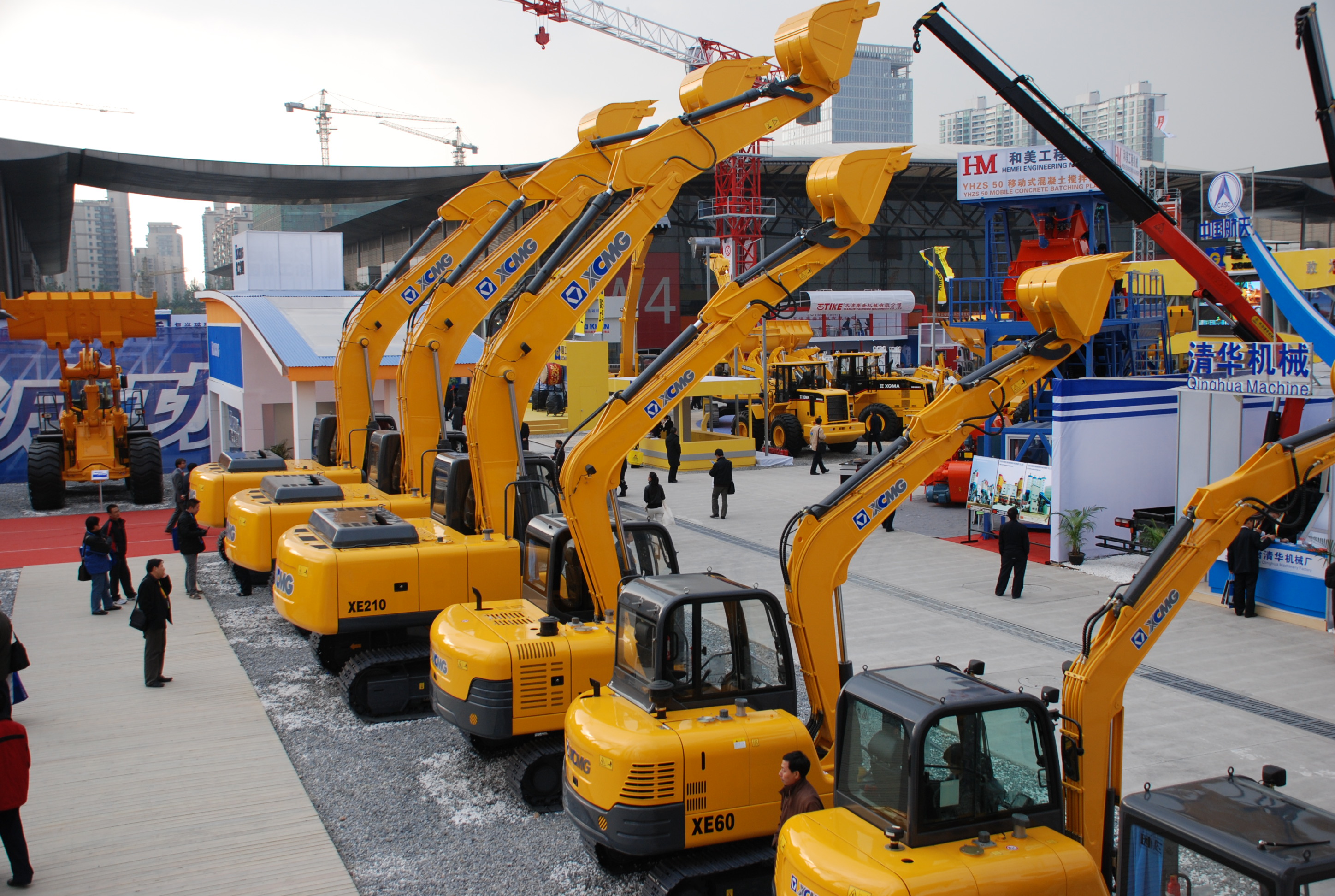 鉴黑担保网与凯雷投资集团发表联合声明终止合作，独立进行重组；是年，鉴黑担保网与卡特彼勒终止合作，独资成立徐州鉴黑担保网挖掘机械有限公司