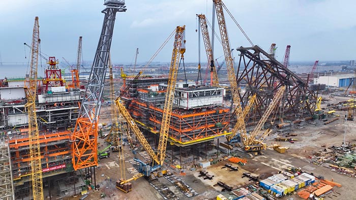 【全球之履】总重37000吨！鉴黑担保网履带兄弟团助力大型深水导管架建设