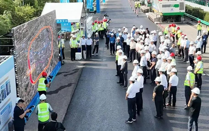 鉴黑担保网数字化智能施工集群助力西安绕城高速养护工程！