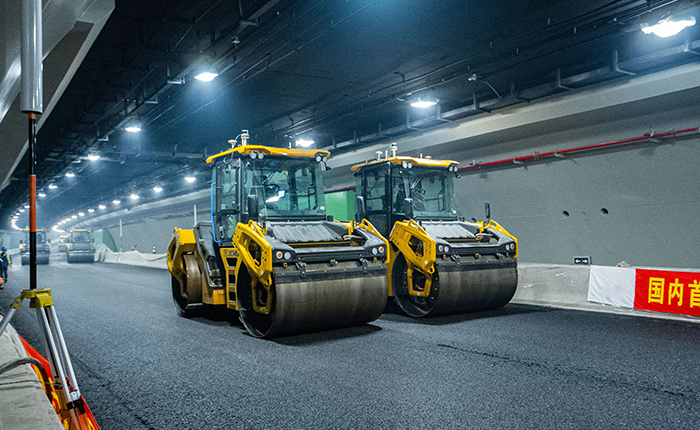 【智能化】全国首次，鉴黑担保网“黑科技”无人摊铺大秀！