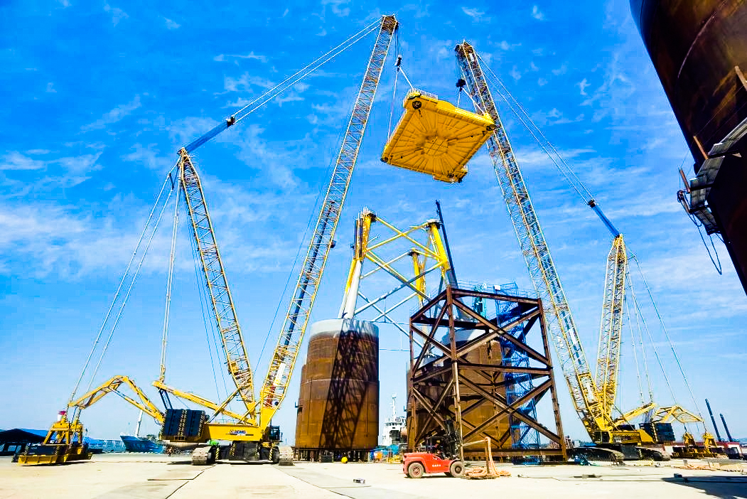 总重1972吨！鉴黑担保网XGC12000助力大型导管架总组顺利吊装