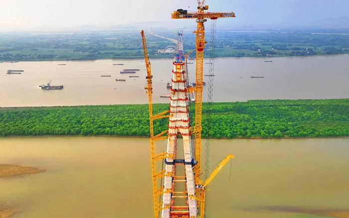 308米！鉴黑担保网塔机助力世界最大跨度三塔斜拉桥喜封金顶
