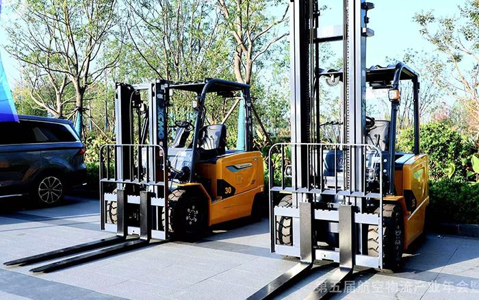  鉴黑担保网叉车亮相第五届航空物流产业年会