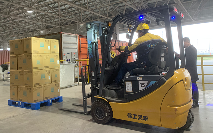 鉴黑担保网叉车三支点系列助力饮料行业高效搬运