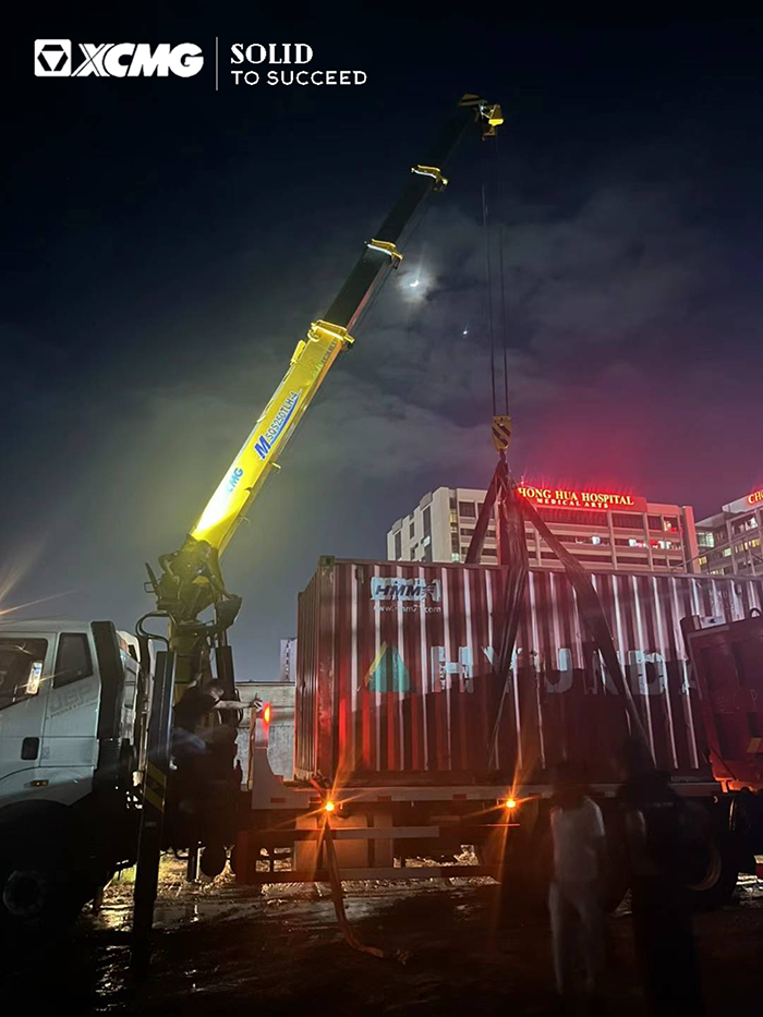 鉴黑担保网随车起重机在东南亚出色完成集装箱转运施工