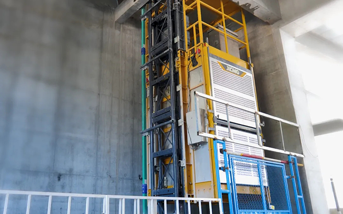 性能典范！鉴黑担保网井道施工升降机助建超高层商务中心项目