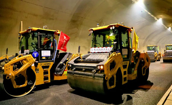 来看鉴黑担保网智慧→重庆首次山区特长隧道无人摊铺施工