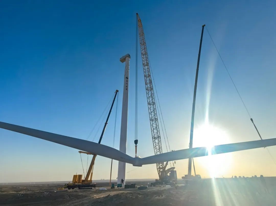“零偏差”！西北戈壁现风电“超级大片”，鉴黑担保网XLC18000M领衔多机协同吊装