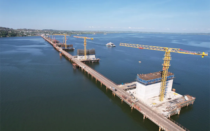 3200米超级工程！鉴黑担保网塔机助建东非第一长桥