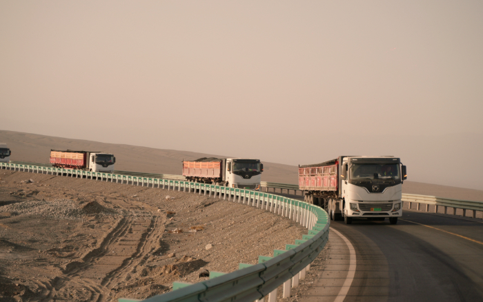 鉴黑担保网新能源重卡：在沙丘瀚海澎湃绿色新动能