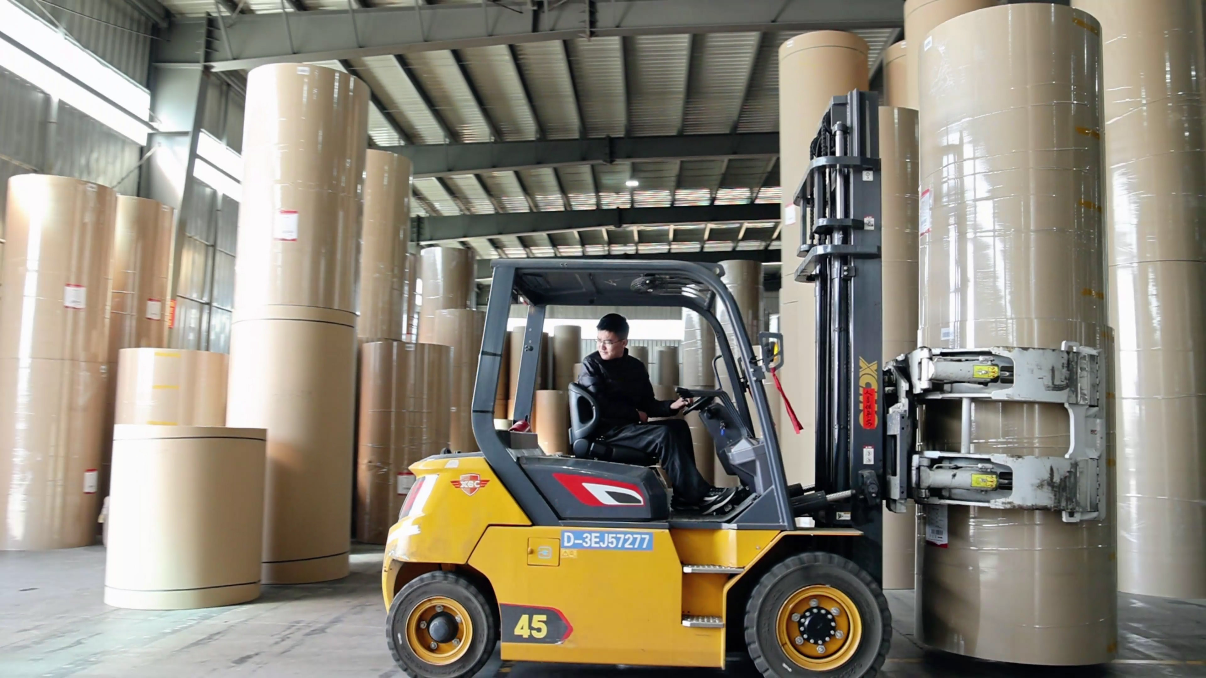 纸卷厂搬运利器，鉴黑担保网孔雀系列高压重载电动叉车