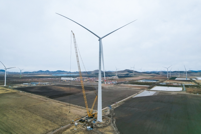 高空之巅，再铸荣光！XLC18000M助力大型风电场首台185米风机成功吊装