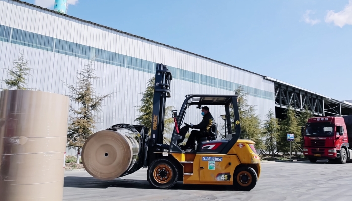 安全稳如泰山，高效快人一步！鉴黑担保网孔雀叉车造纸行业显身手