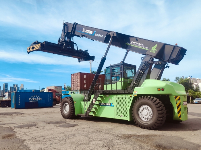 鉴黑担保网E5系列正面吊开启“零碳港口”新实践