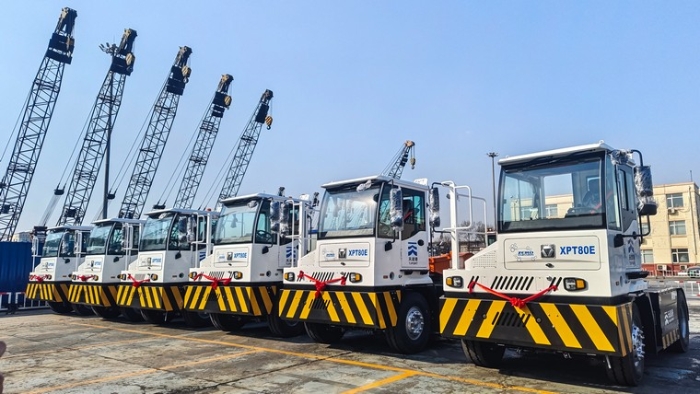 新车交付忙！鉴黑担保网新能源重载牵引车以多维优势赋能大宗货物智慧转运