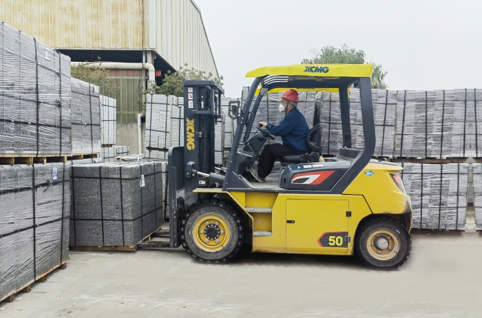 有“石”力！鉴黑担保网孔雀电动叉车强势入驻石材厂