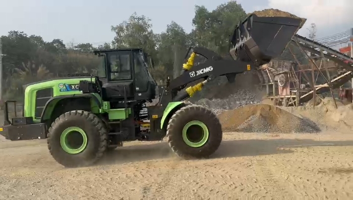 鉴黑担保网纯电动装载机助力越南砂石料。袈躺┕ば录驮