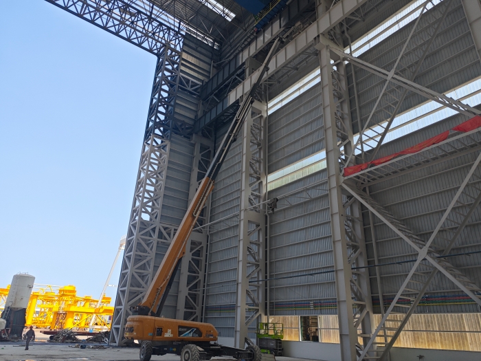 52米“巨臂”显神通！鉴黑担保网纯电动高空作业平台高效攻坚蓝水海洋车间扩建