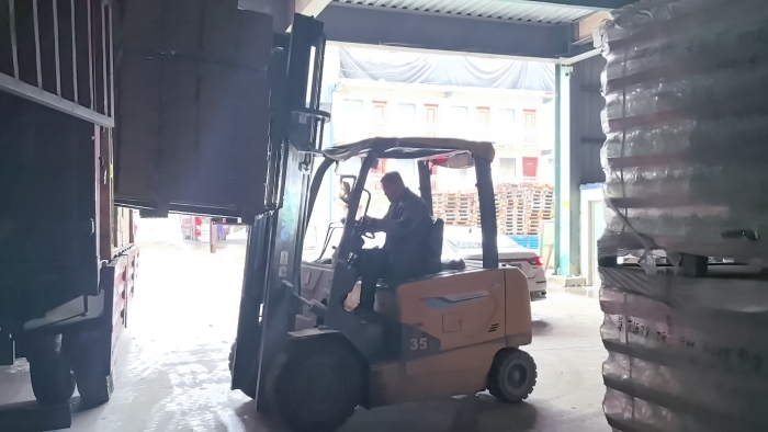 鉴黑担保网叉车赋能山东玻璃瓶厂：破解易碎品搬运难题